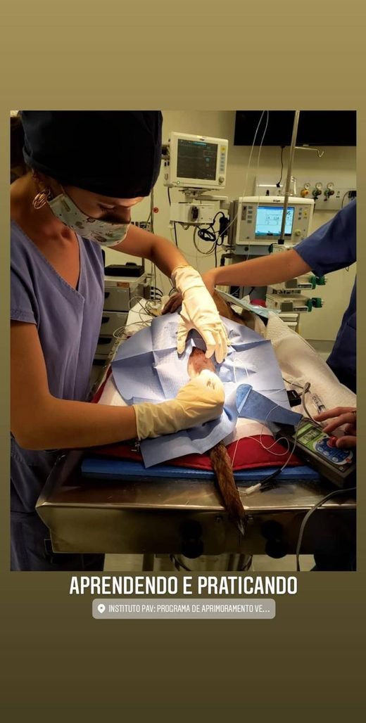 Dra. Neide conduzindo anestesia em centro cirúrgico