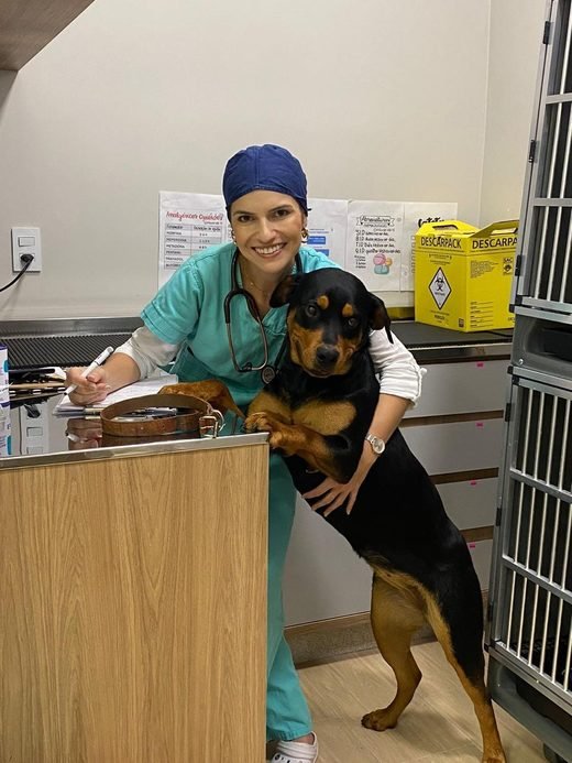 Dra. Neide com paciente canino na clínica